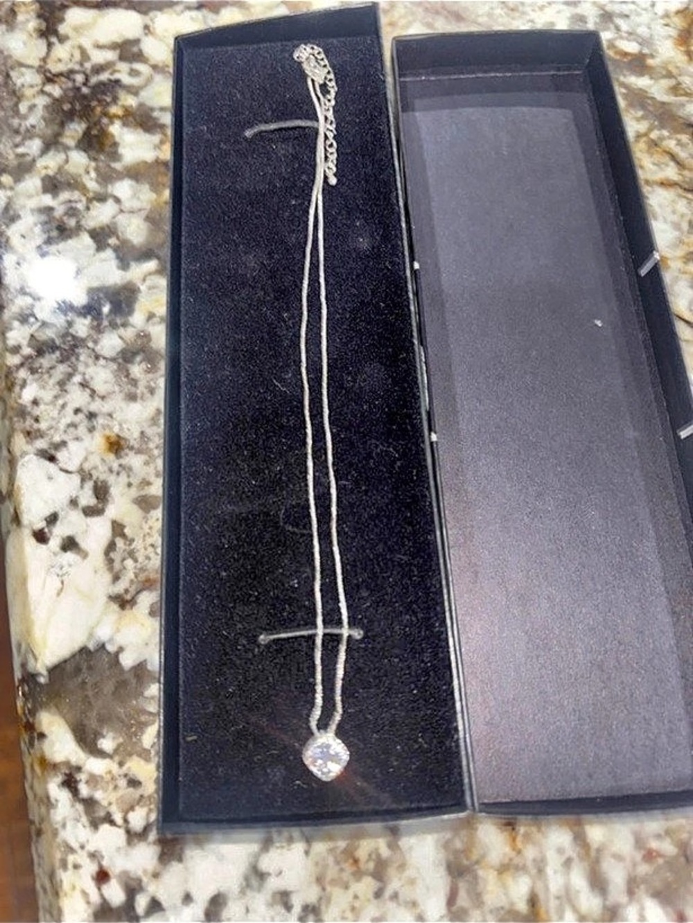 14k white gold Pendant Necklace Like New
